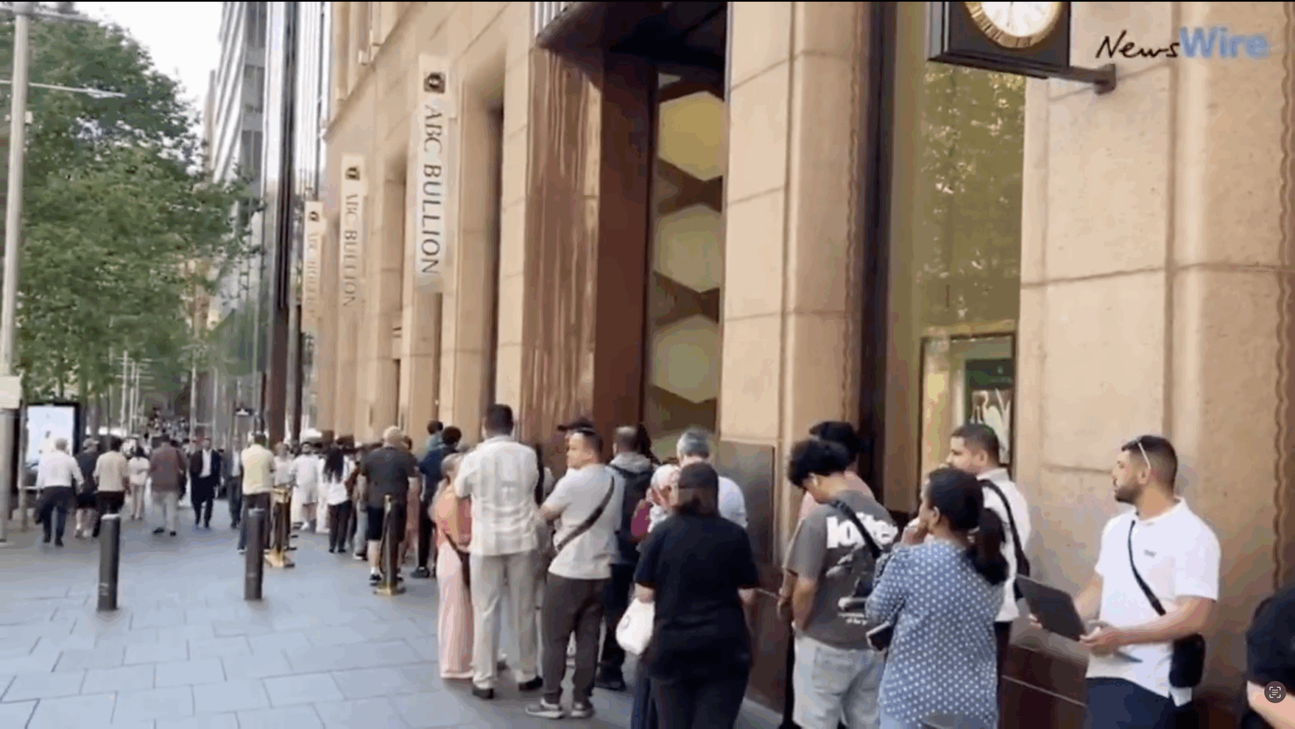 Persone in fila davanti all'ingresso dell'edificio ABC Bullion in una strada di Sydney
